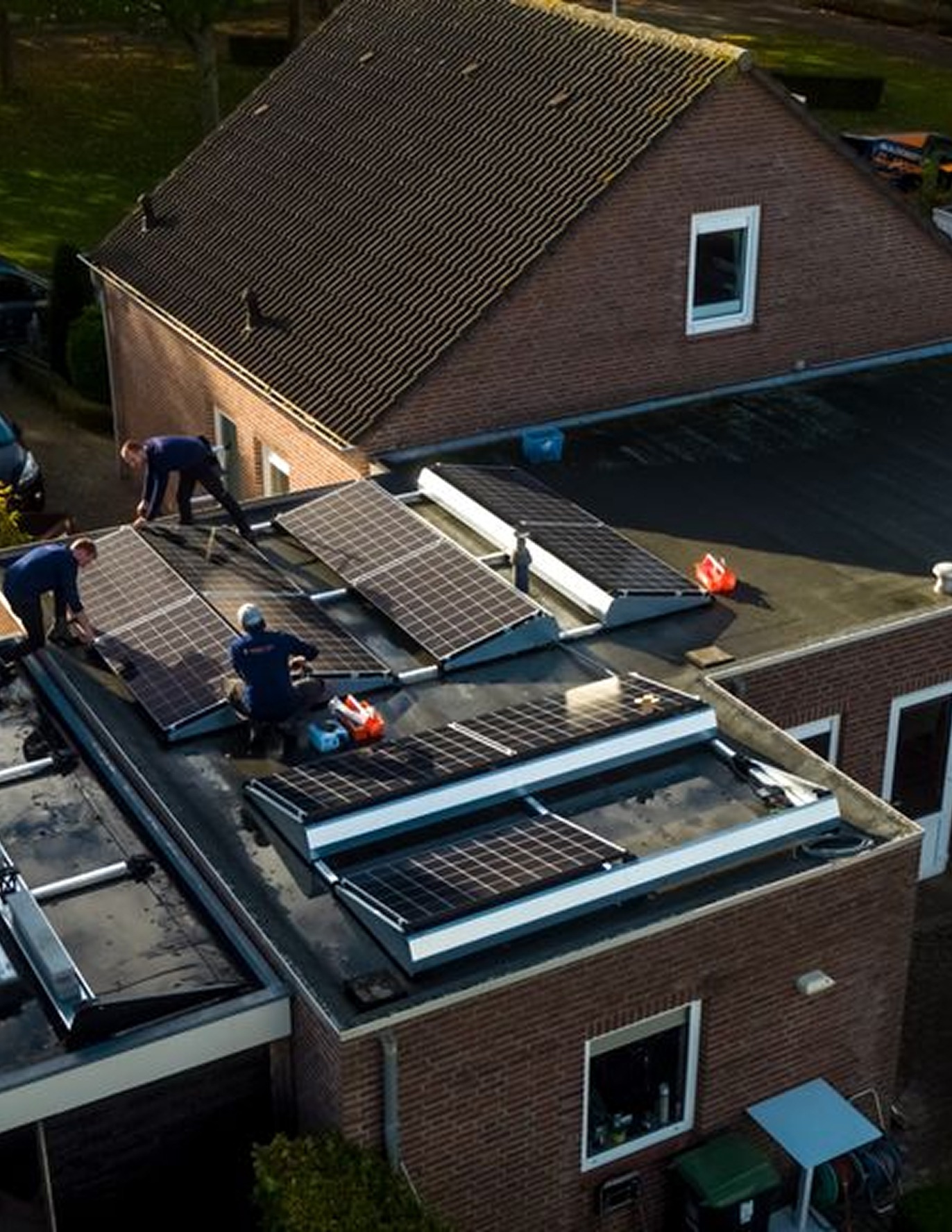 Bottom Image Regio's Zonnepanelen Rijen | Helder Zon